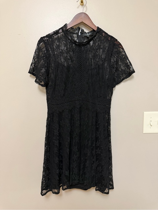 Lulus Dresses & Skirts - Lulu's Floral Lace Dress